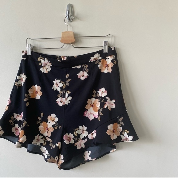 DYNAMITE-HIGH Rise Ruffle Hem Floral Shorts (Size:Large) - Picture 4 of 10
